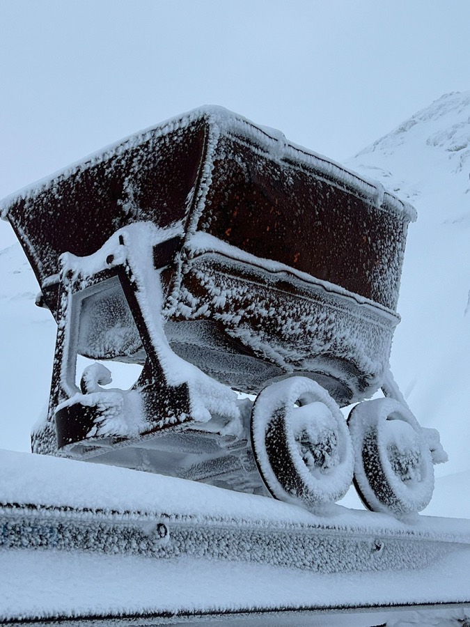 Vagoneta minera cubierta de hielo en Ándara