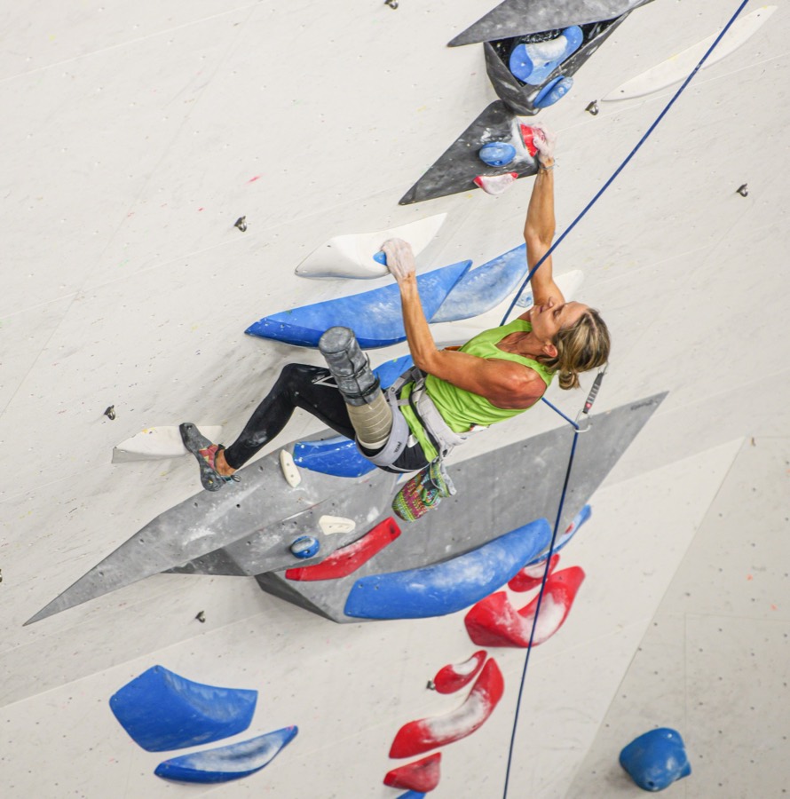 Escaladora en un muro de competición