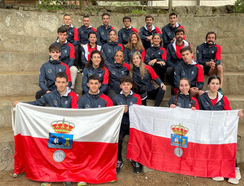 Selección cántabra con la bandera de Cantabria