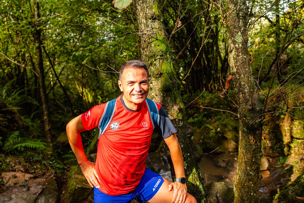 Senderista sonriente en una ruta por el bosque